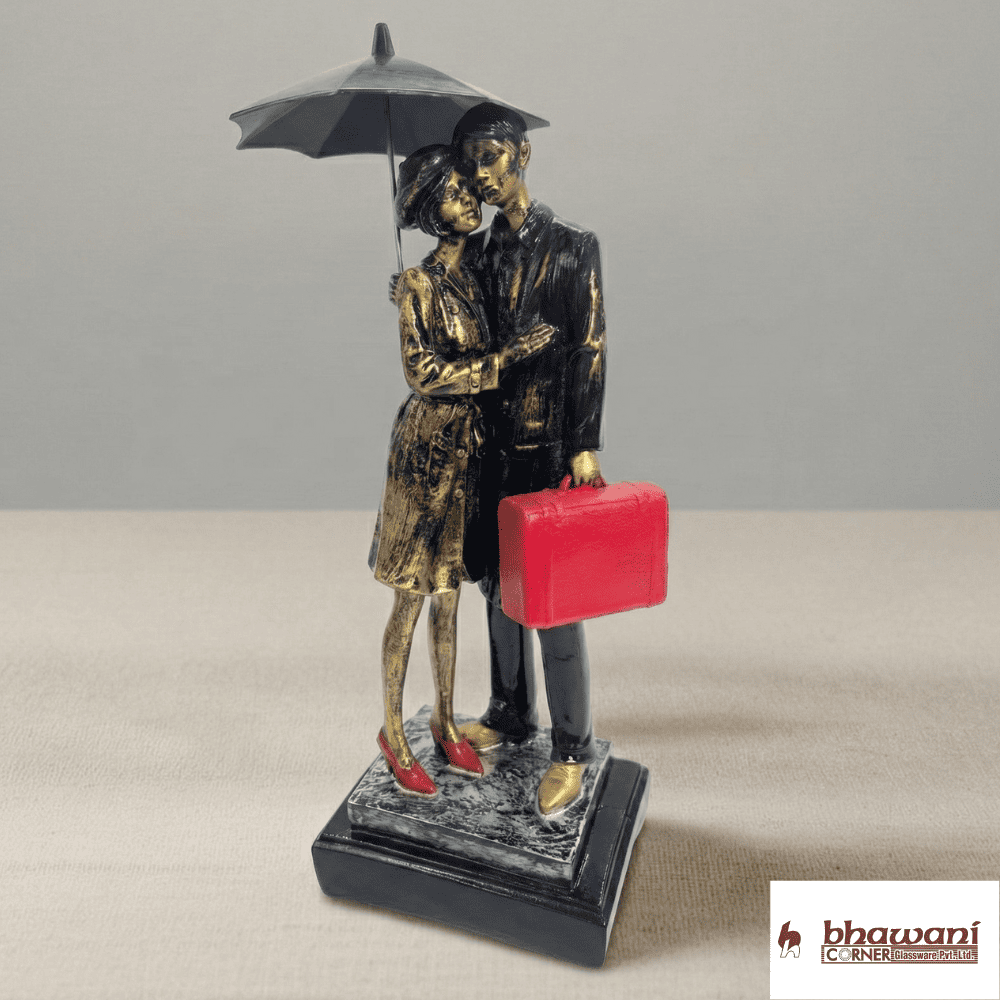 COUPLE UNDER UMBRELLA